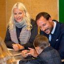 Kronprinsparet fikk en god prat med andreklassingene på skolen (Foto: Terje Bendiksby / NTB scanpix)